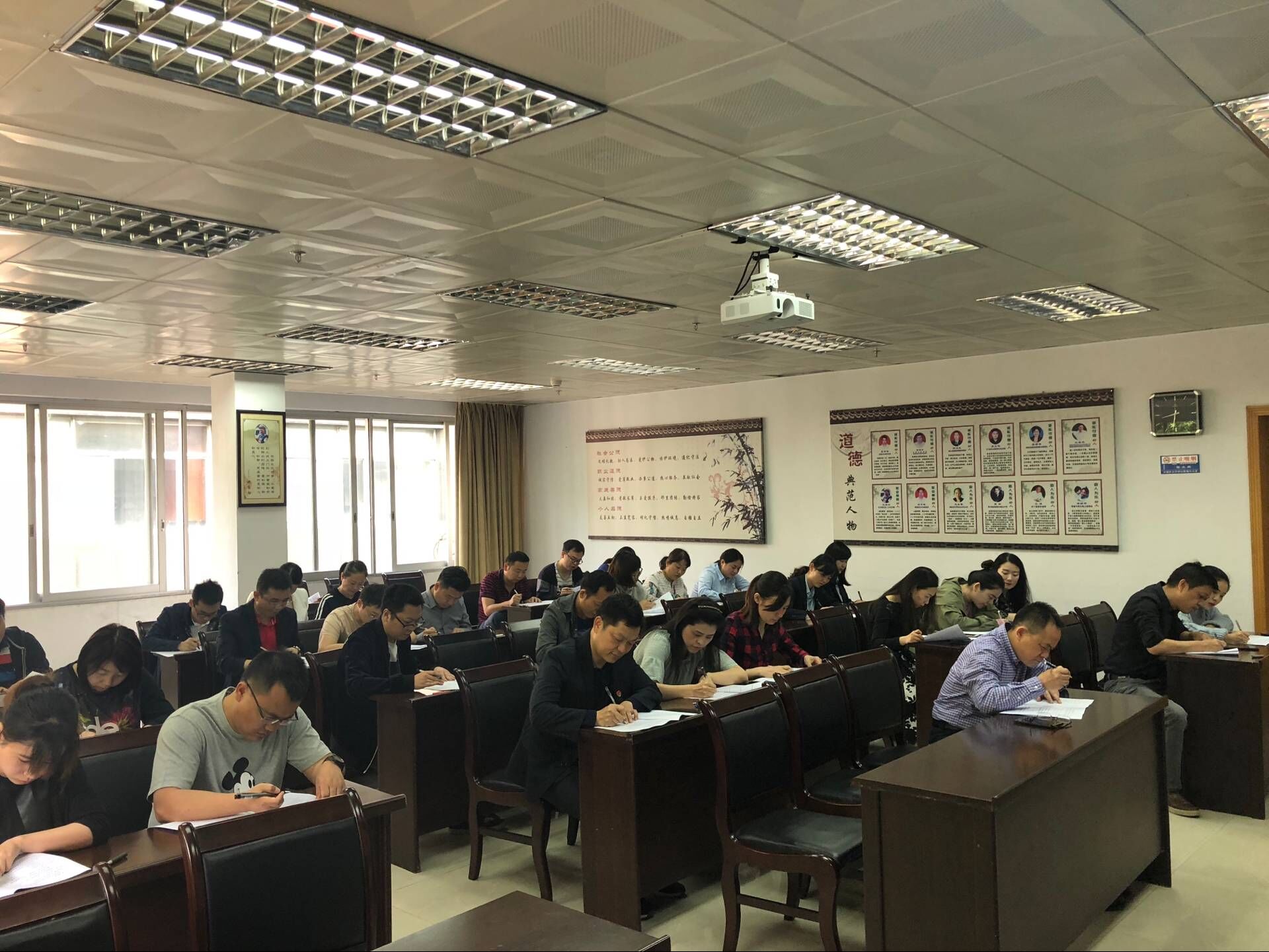 集团公司领导班子和公司中层骨干考试现场.jpg 集团公司领导班子和公司中层骨干考试现场.jpg