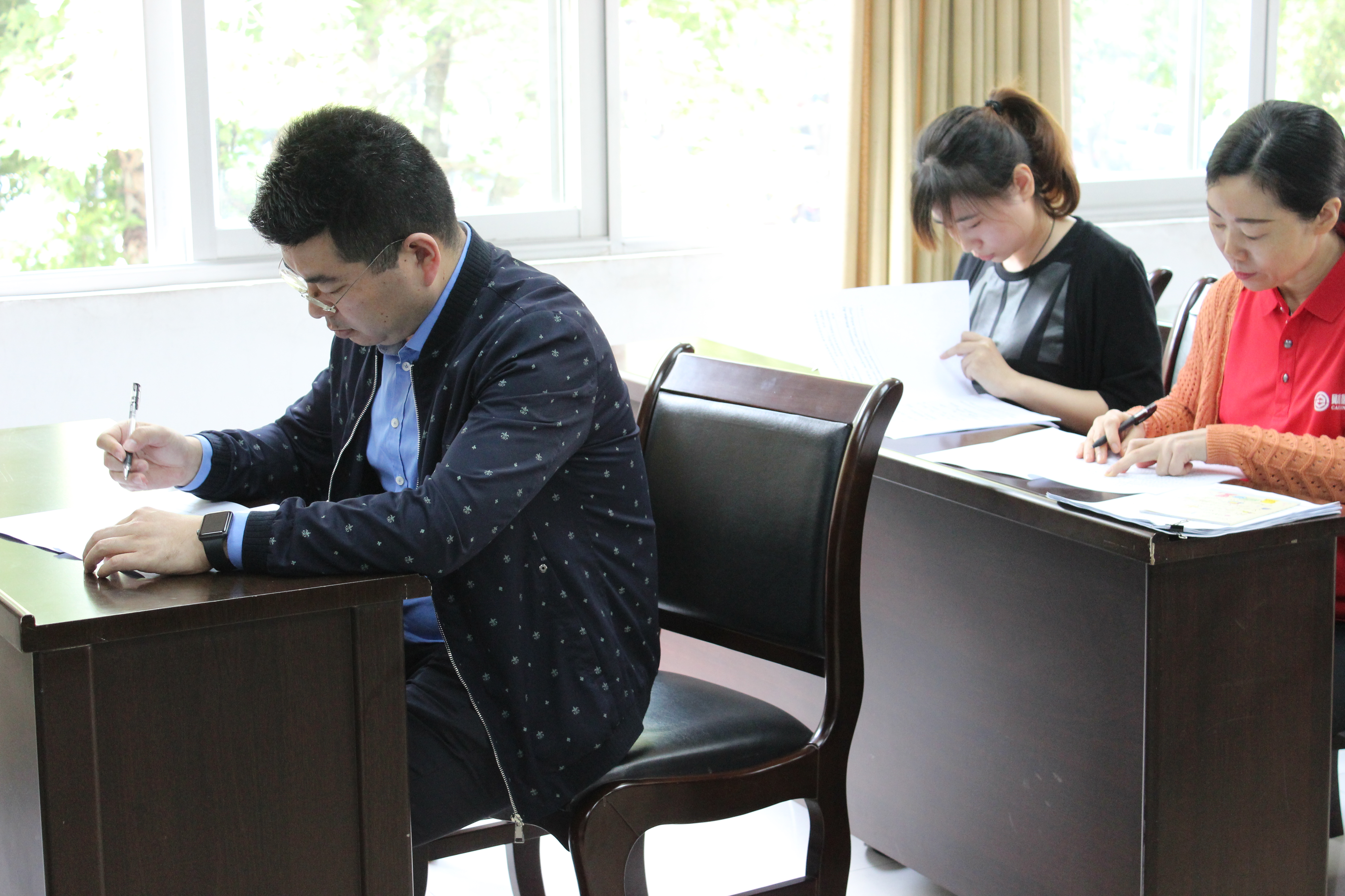 集团公司党委书记、董事长余俞参加考试.JPG 集团公司党委书记、董事长余俞参加考试.JPG